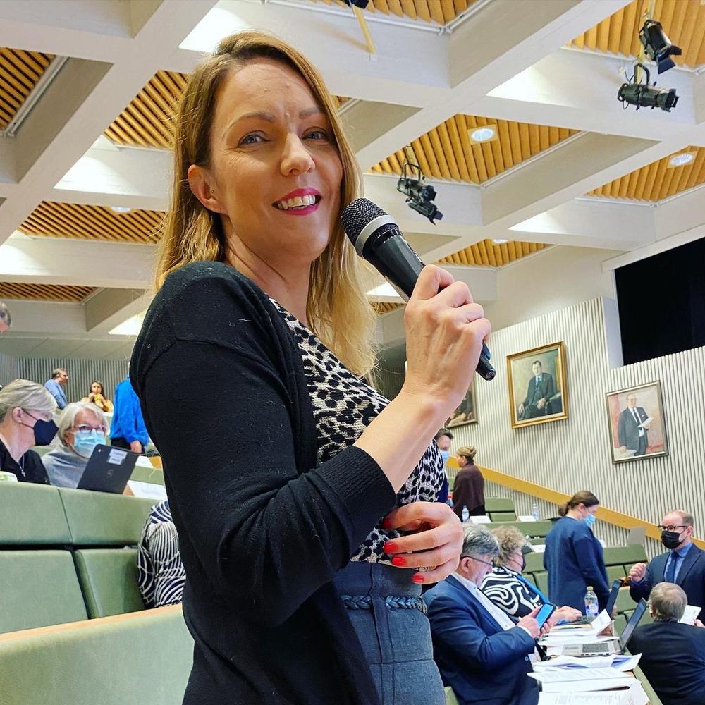 Lähikuva puhumassa mikrofoniin